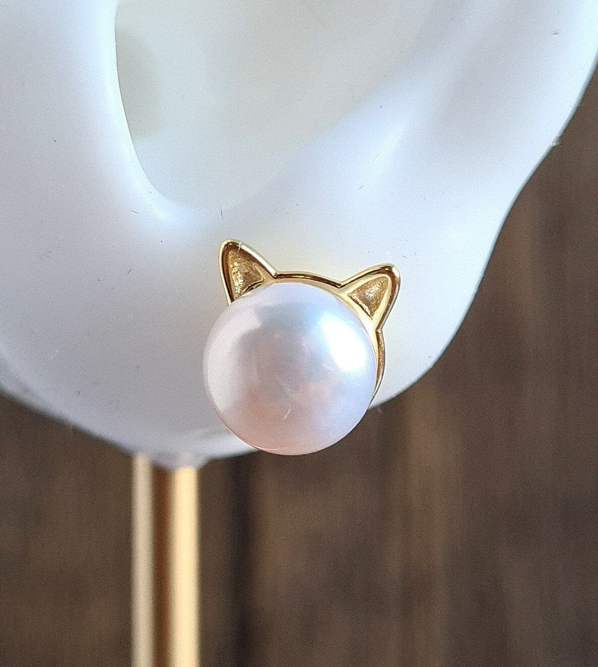 Cat, Fresh Water Pearl with Sterling Silver (Silver/Gold) Stud (Suitable for children/young adult)