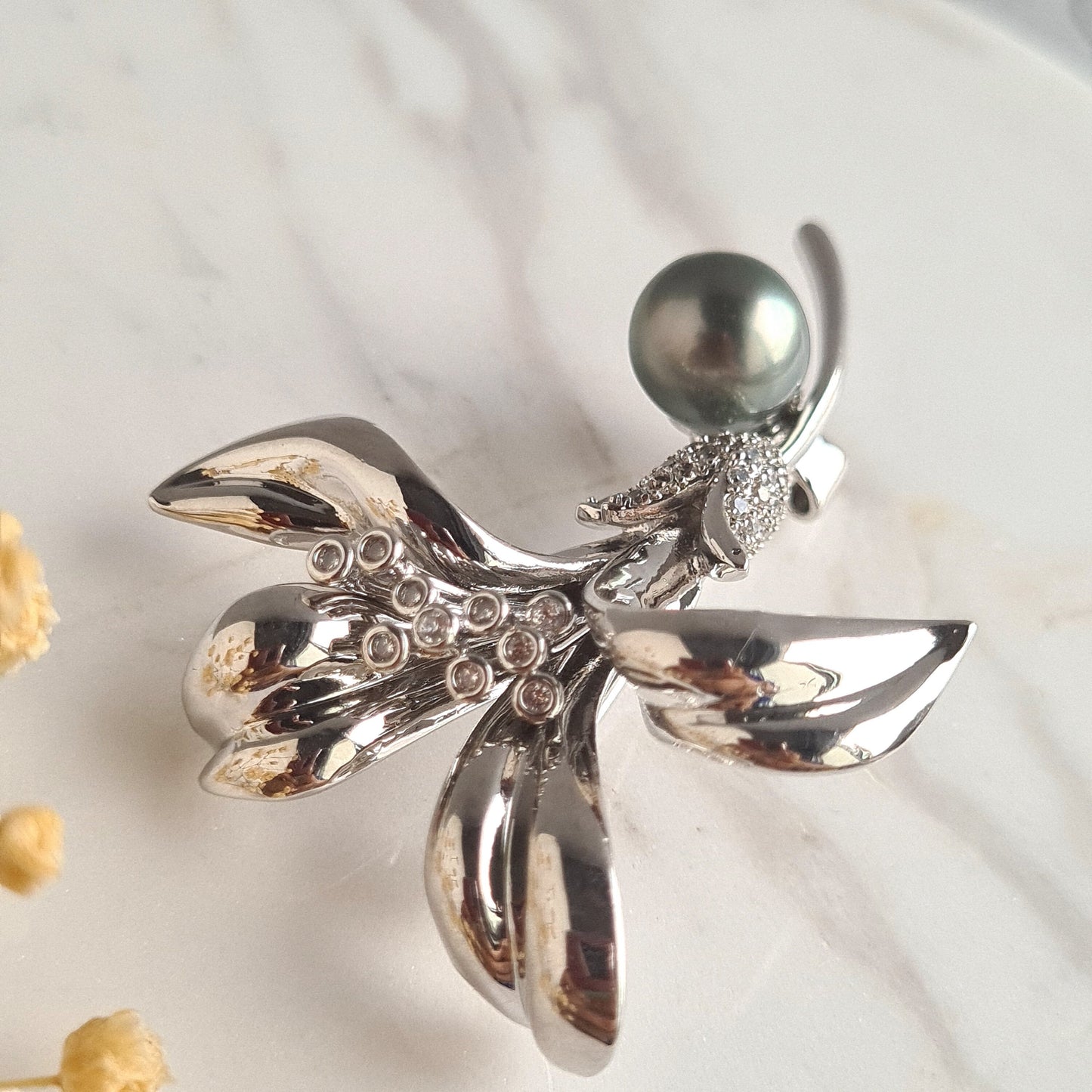Tahitian Pearl Glossy Flower Brooch
