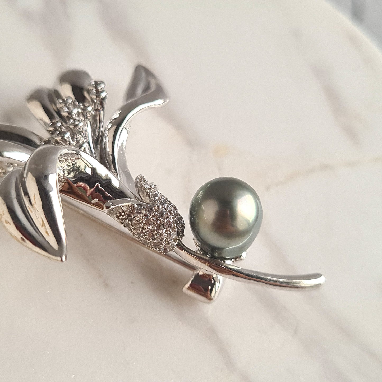 Tahitian Pearl Glossy Flower Brooch