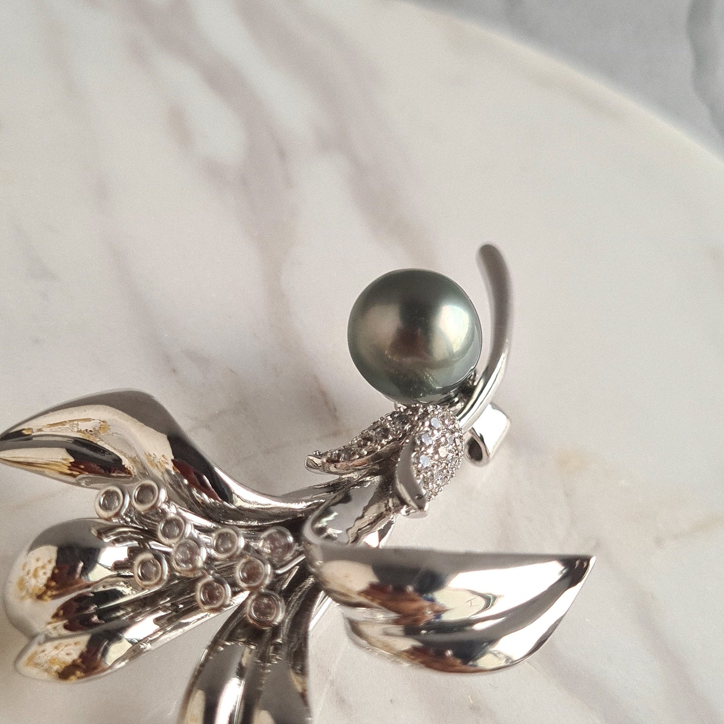 Tahitian Pearl Glossy Flower Brooch
